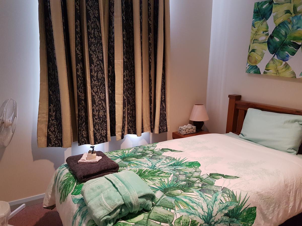 Queen Of The Murchison Guest House & Cafe Cue Exteriör bild