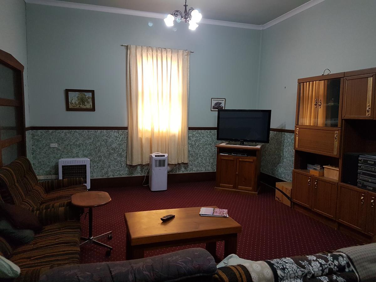 Queen Of The Murchison Guest House & Cafe Cue Exteriör bild